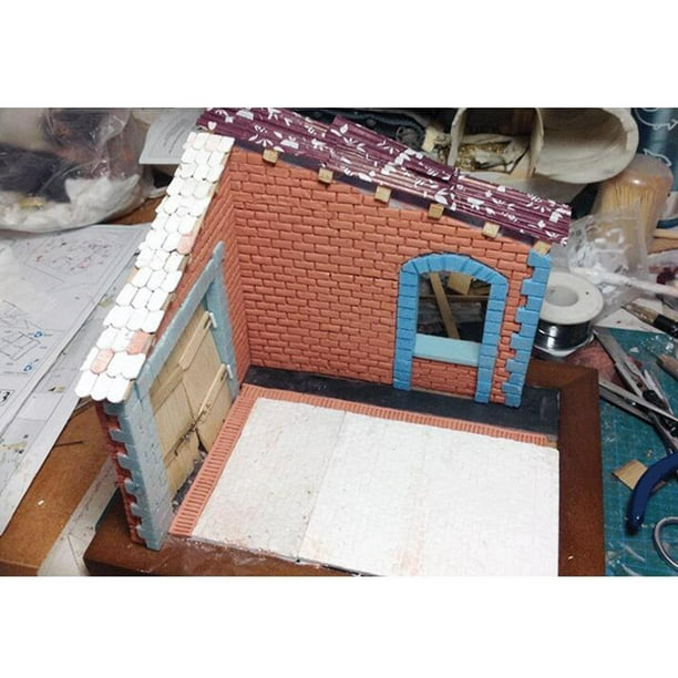 Ladrillos En Miniatura Con Modelo De Casa Sobre Césped Verde De