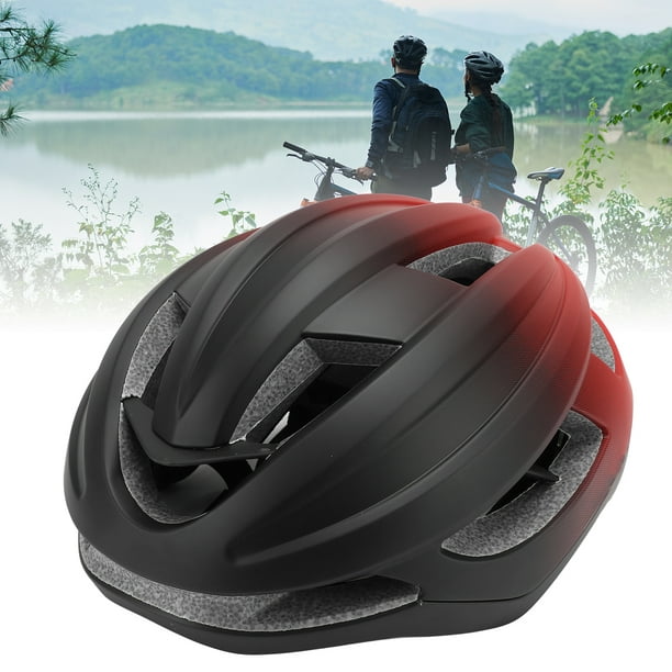 Una foto de una bicicleta de montaña con casco y accesorios de