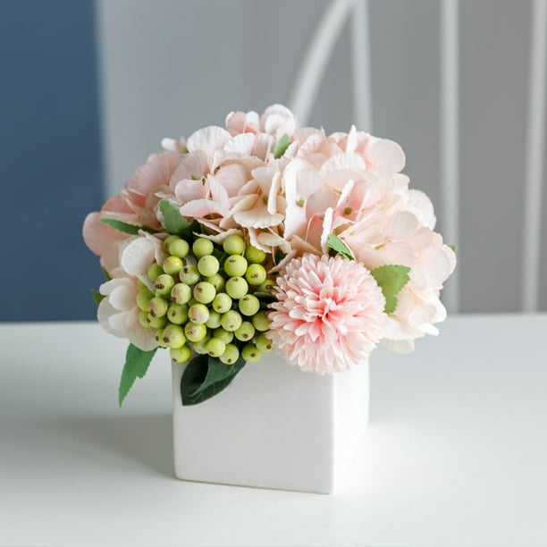 Flores artificiales con pequeño jarrón de cerámica, hortensias