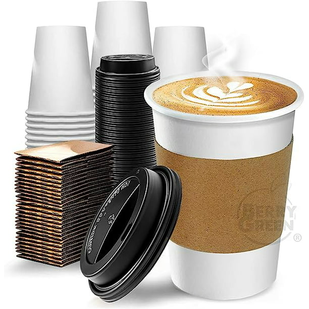 Vaso de café para llevar con tapa apoyada y granos de café