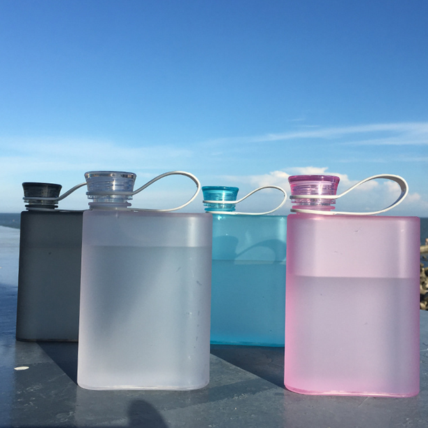 Botellas de plástico para agua en la escuela que los niños traen como una  medida para reducir el uso de plásticos desechables. La escuela está en  Harlesden, Londres Fotografía de stock 