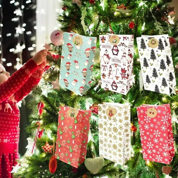 BOLSAS DE PAPEL DECORANDO EL ÁRBOL DE NAVIDAD  Bolsitas de papel  decoradas, Árboles de navidad decorados, Arbol de navidad