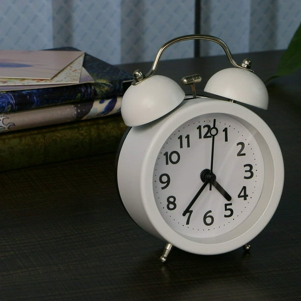 Mini reloj despertador analógico clásico vintage sin tictac de 3 con luz  de fondo, reloj de viaje con batería, reloj despertador de campana doble  fuerte para niños (blanco) Adepaton SNFLD289