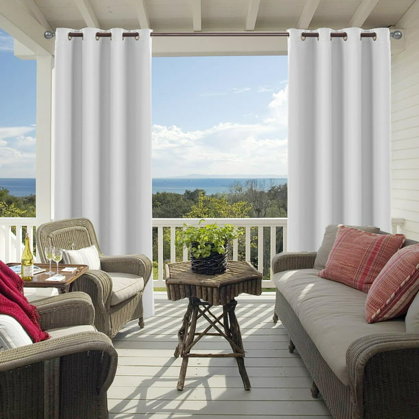 Cortina exterior impermeable color blanco en el exterior balcón