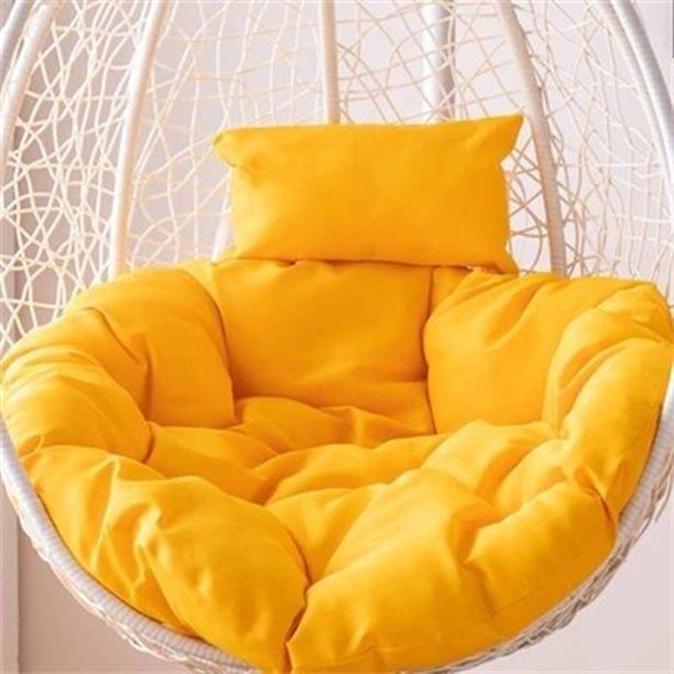 Una mecedora de madera con un asiento amarillo suave en un