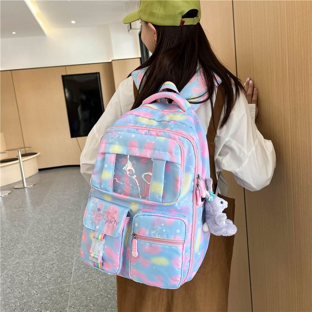 niña en edad preescolar está cerrando la cremallera de su mochila escolar  para preparar sus pertenencias para el regreso a la escuela. niño lindo, de  4 a 5 años de edad. 3712610