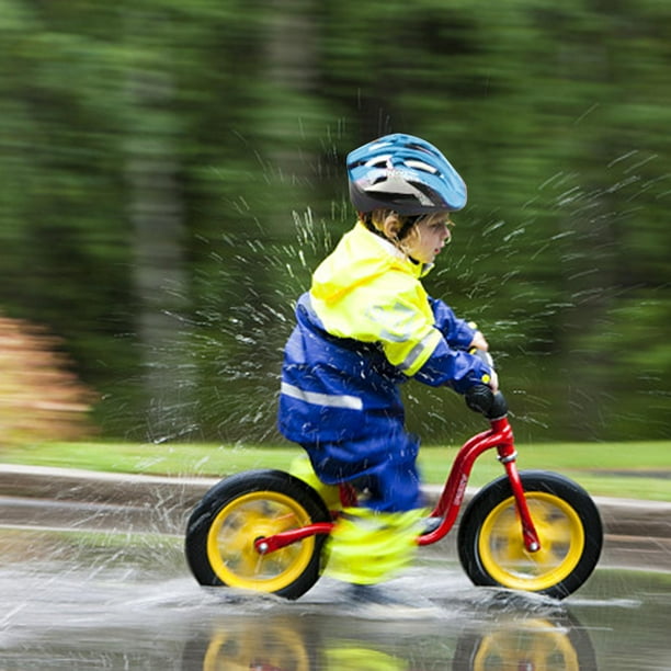 uno aventurero niño ciclismo con un Deportes casco y gafas de