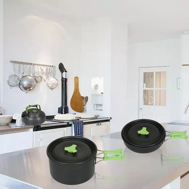 Interior de cocina con juego de accesorios de cocina utensilios de