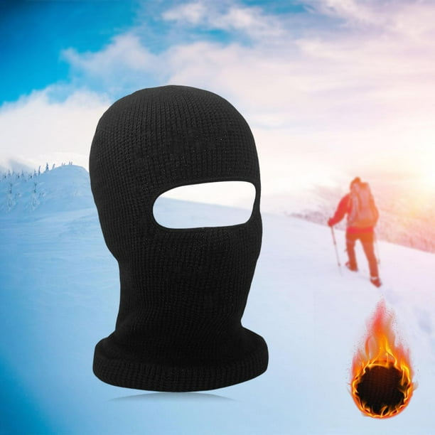 Hombre con casco de máscara de snowboard y pasamontañas