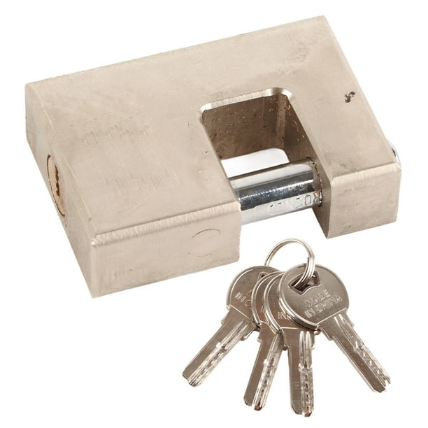 Caja de seguridad con llave y candado a la vista sobre superficie de madera