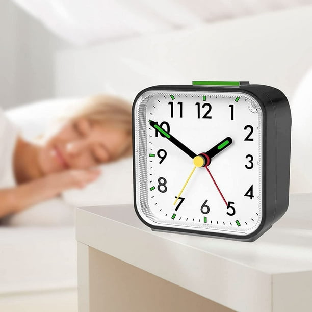 Reloj despertador analógico silencioso, pequeño reloj despertador de viaje,  silencioso, de mesa, con luz nocturna, función de repetición, funciona con  pilas, pantalla grande, escritorio para dormitorio, oficina (negro) Rojo  Verde