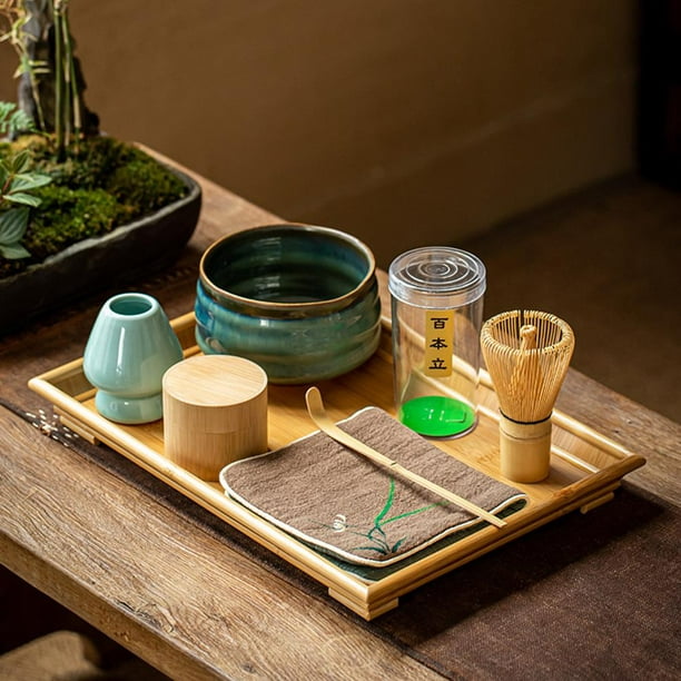 Batidor de bambú para hacer té Matcha. Polvo de té matcha verde en un  tazón. Hojas verdes. Fondo negro Fotografía de stock - Alamy