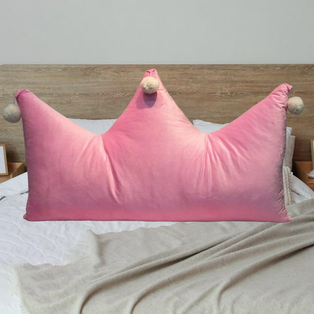 Cojines decorativos rosas en la ropa de cama cama nupcial doble con  almohadas y edredón de plumas gruesas diseño de dormitorio cabecero blanco  suave interior con muebles y ropa de cama