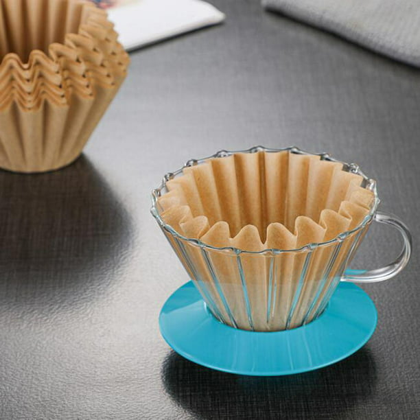Una cafetera con filtro y un filtro de café sobre una mesa de