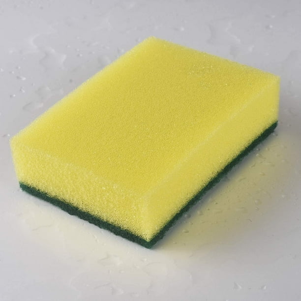 Esponja para fregar sobre la mesa con color amarillo y verde