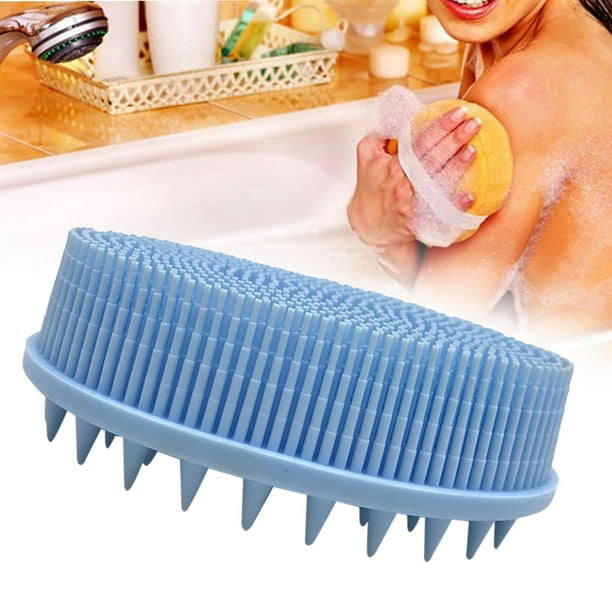 Cepillo para el cuidado de la piel y ducha de mujer en estudio para  limpieza e higiene de bienestar en maqueta de fondo azul cabello salpicado  de agua y espalda de modelo