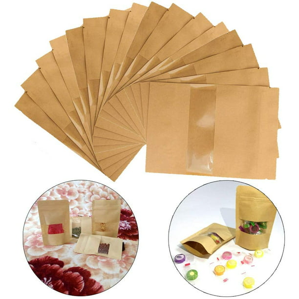 Bolsa de papel papel higiénico y cereales diversos en pequeñas bolsas de  plástico en canasta de abarrotes arroz y avena trigo sarraceno y mijo