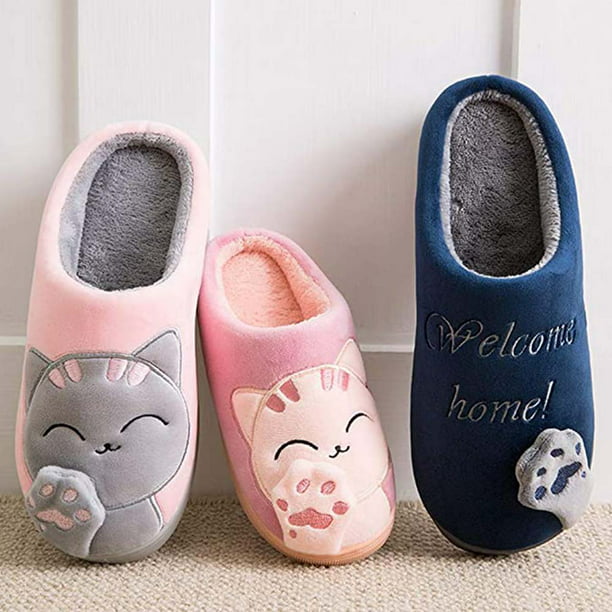Los pies de los niños usan pantuflas en forma de gato divertido las piernas  de los niños usan lindos zapatos y pantalones de pijama aislados sobre  fondo blanco