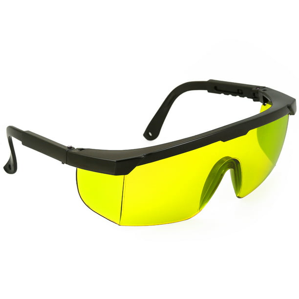Gafas de seguridad de plástico amarillo sobre fondo blanco. gafas de trabajo  protección ocular equipos para construcción, medicina y deportes