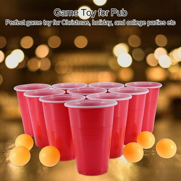 Una línea de vasos rojos para beber para jugar un juego de beber Fotografía  de stock - Alamy