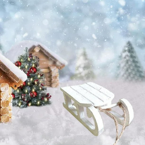 Trineo de madera en miniatura sobre la nieve blanca actividades al