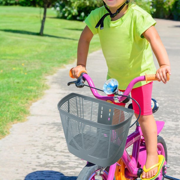 Cesta en la parte delantera de una bicicleta fotografías e