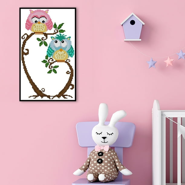 Proyecto de scrapbook de tarjetas y sobres con figuras y colores para niñas.  Vista desde arriba de figuras de pájaros y buhos. Stock Photo