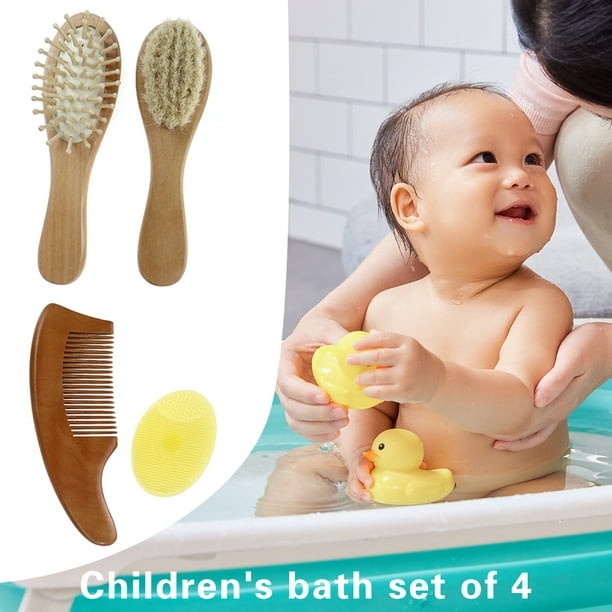 Cepillo para el cabello y cuidado del bebé. madre peinando el